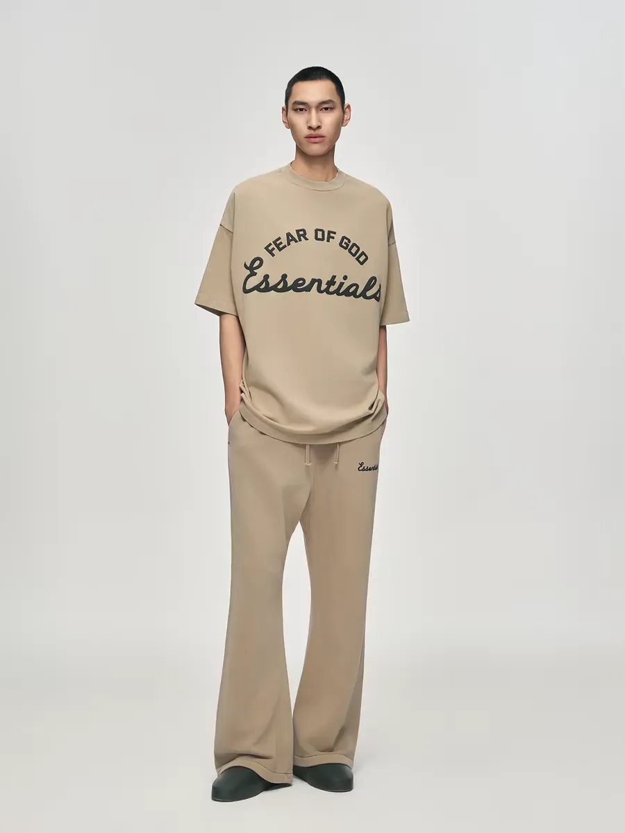 🦋Exclusive for cross-border supply🦋77 【26 New Arrival shipment】Essentials SS 26 TRAINING 90'S SHORT SLEEVE TEE FADED DUNE Comfortable casual letter printed short-sleeved T-shirt for men. High-quality fabrics are made of Premium gram fabric! Silky and smooth! No deformation, no balling! FOG's three-step quality inspection system is rigorous, the workmanship is exquisite, and the upper body is comfortable, Breathable and textured. Customized 3D silicone nameplate on the back. Different from the regular sweatshirt, its design allows it to be worn in more occasions, whether it is sports or business, casual or formal, it can be perfectly integrated into the current outfit. The pure cotton fabric is sweat-absorbent and soft, which is very suitable for spring and autumn. Versatile is a beautiful and trendy item, so you won’t lose money if you buy it! Color: Retro Black Dune Smoke Gray Size: XS XL
